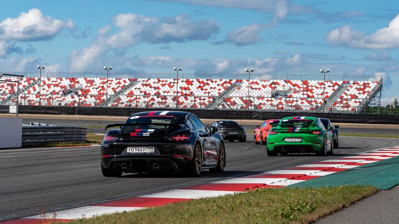 Колонна Porsche 718 Cayman GT4 на треке