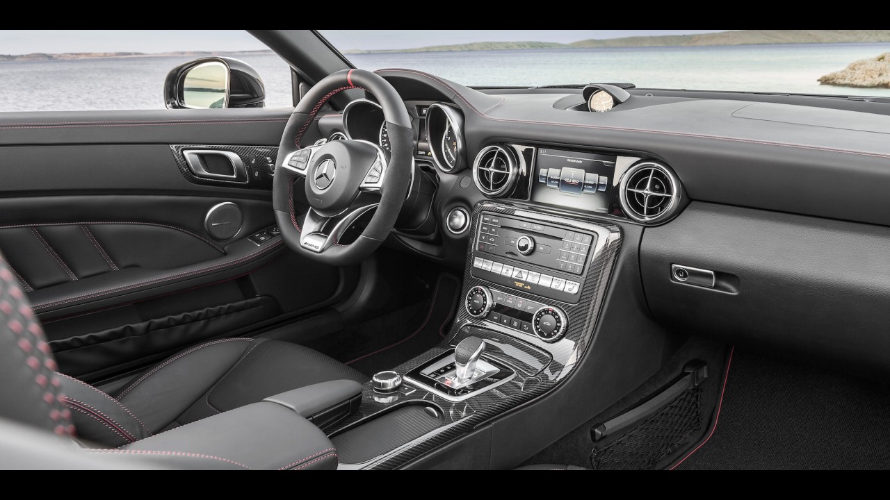 Mercedes SLK estreia visual atualizado e passa a se chamar SLC