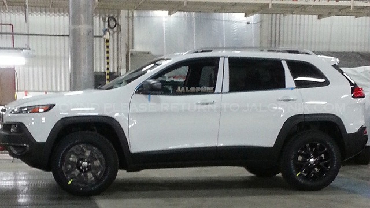 Novo Jeep Cherokee 2014 é flagrado totalmente sem disfarces - SUV estreia em abril no Salão Nova York