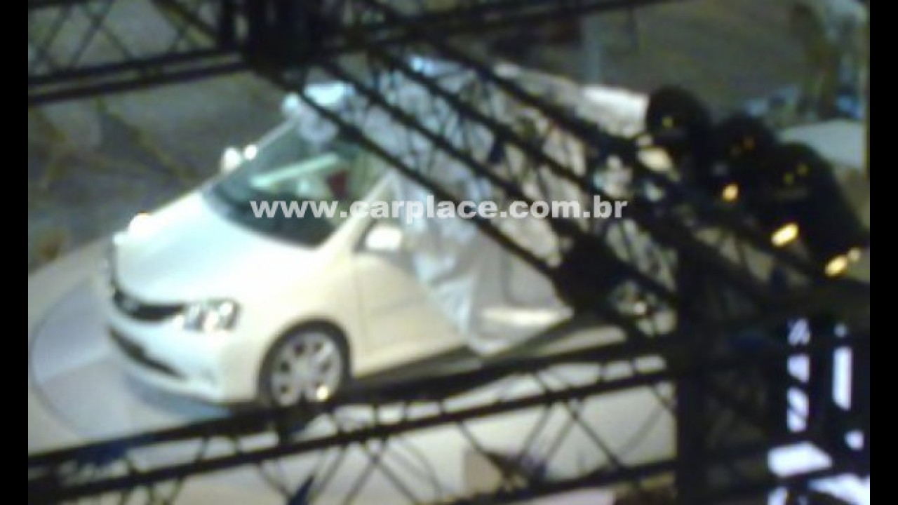 Fim do Segredo: Novo Toyota Etios é flagrado nas versões hatch e sedan em Nova Déli