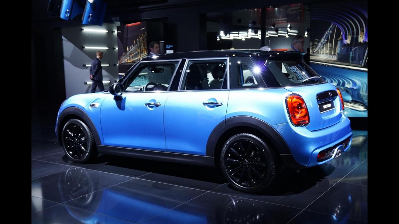 MINI Cooper cinco portas adiciona praticidade ao desenho clássico - veja fotos