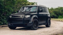 Siyah Vossen Jantlara Sahip Bir Land Rover Defender