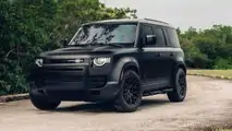 Uno speciale Land Rover Defender in nero opaco