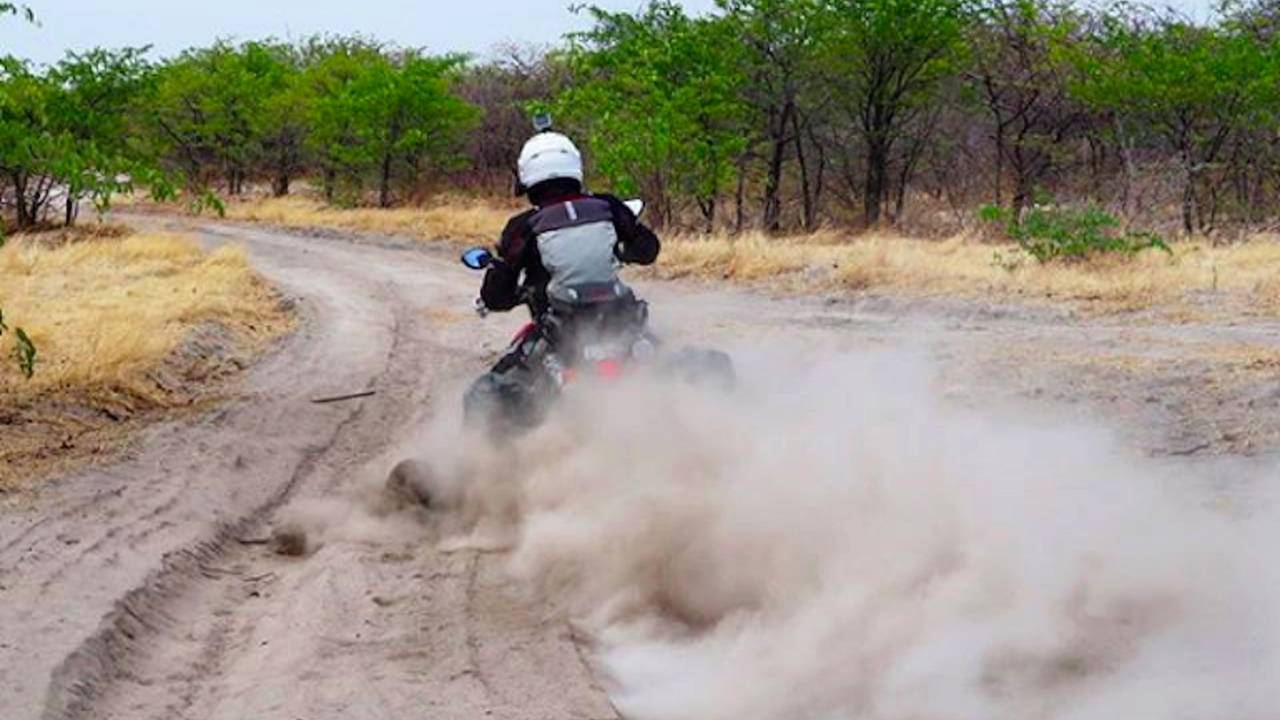 Gülçin Söğüt, flinging up some dirt