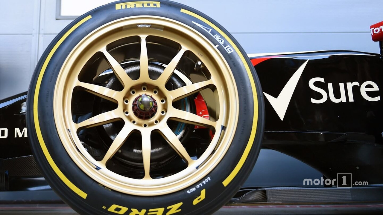 Lotus E22 on 18-inch Pirelli tires