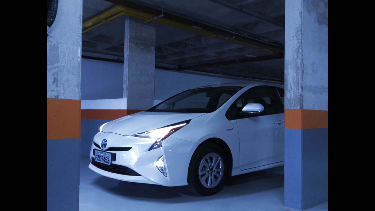 Teste CARPLACE: Futurista e mega eficiente, novo Toyota Prius é o Corolla de amanhã