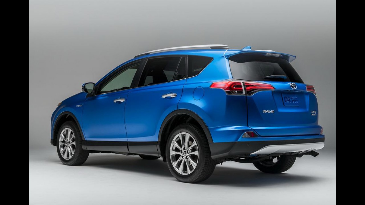Toyota RAV4 2016 aparece de cara nova em Nova York - veja fotos