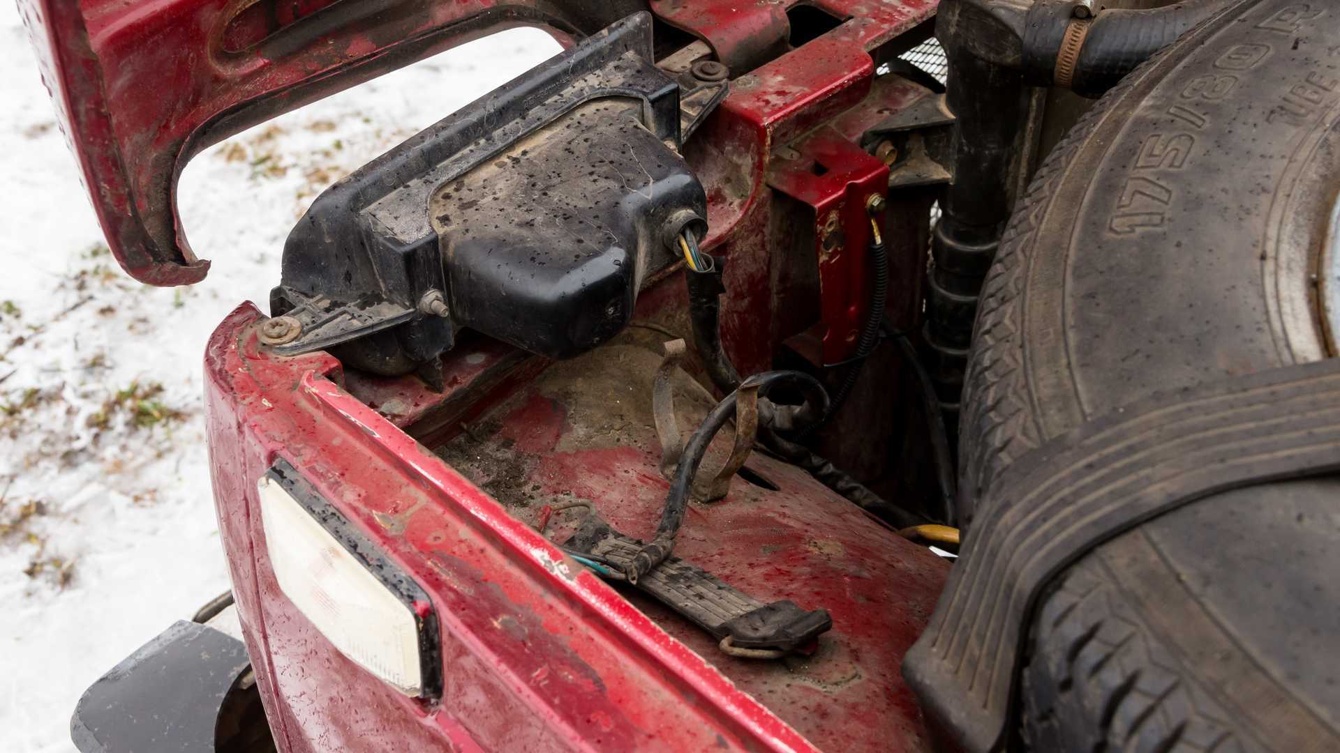 https://cdn.motor1.com/images/mgl/RWZyA/s6/lada-niva-1995.jpg