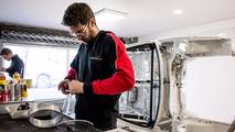 La Peugeot 306 Maxi en phase d'assemblage dans les ateliers du Sébastien Loeb Racing