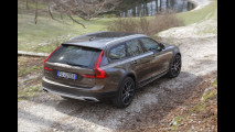 Volvo Cross Country, la prova della trazione anteriore e integrale