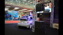 Aria di corse allo stand Abarth 