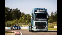 Volvo-LKW vs. Koenigsegg-Sportwagen