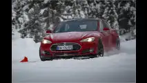 Angedriftet: Model S im Schnee
