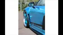 Breitbau-Bolide in Baby-Blau