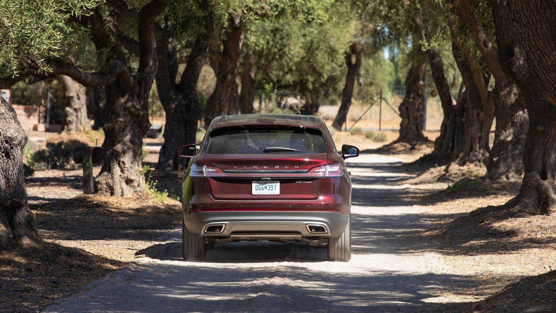 https://cdn.motor1.com/images/mgl/RorKw/s1/2019-lincoln-nautilus-first-drive.jpg 2019-lincoln-nautilus-first-drive