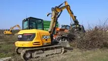 Escavatori JCB: abbattono un frutteto