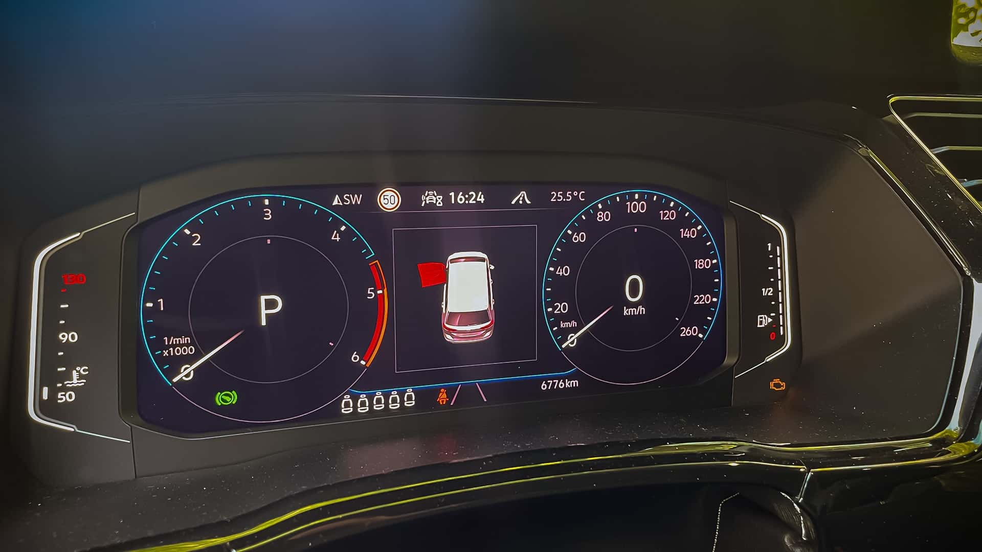 https://cdn.motor1.com/images/mgl/Rq2LAg/s1/vw-touran-2.0-tdi-highline-2024-im-test.jpg