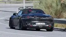 Porsche 718 Boxster elettrica, le foto spia coi fari di serie