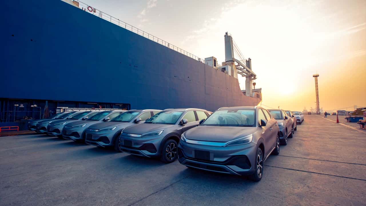 BYD-Fahrzeuge in einem Hafen