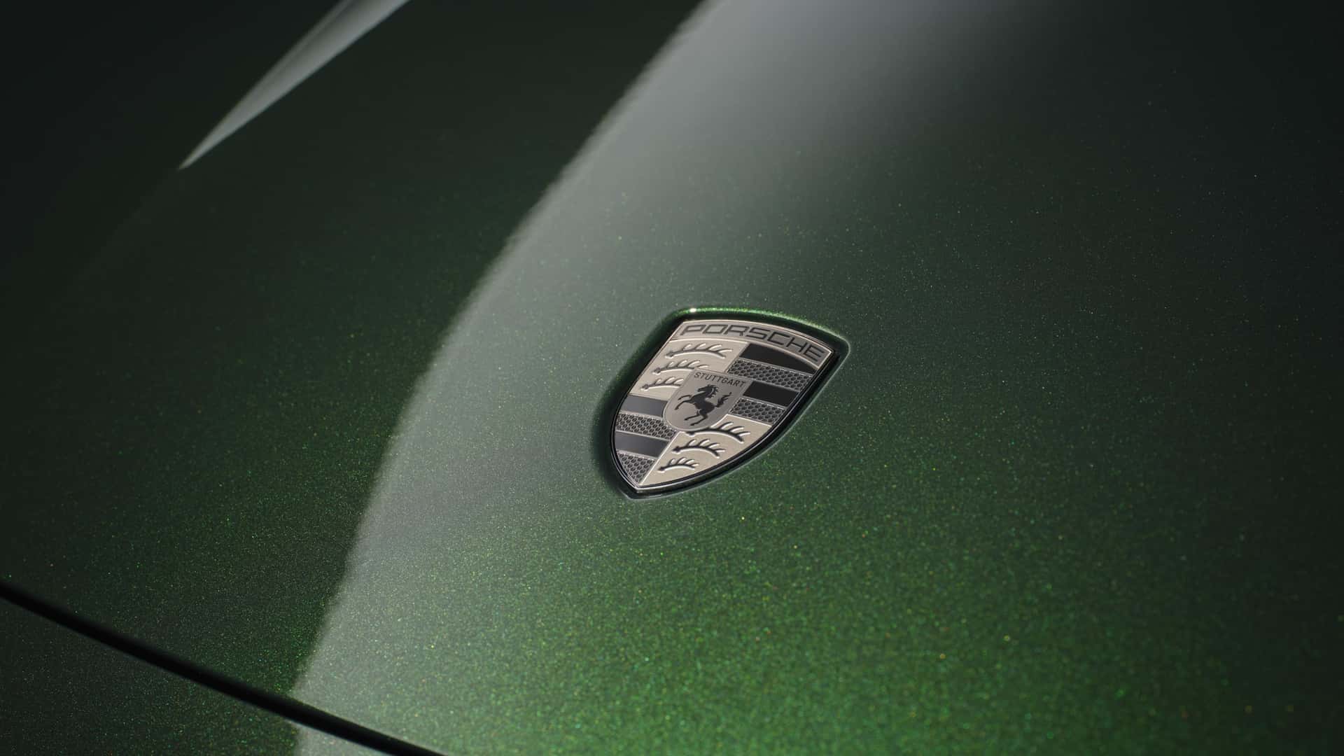 https://cdn.motor1.com/images/mgl/Rq6WNw/s1/porsche-taycan-cross-turismo-2024.jpg