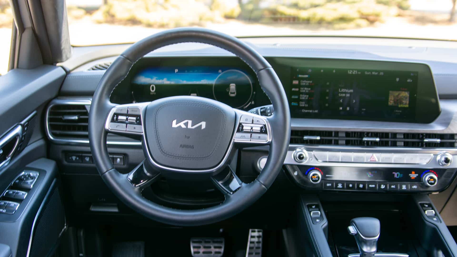 https://cdn.motor1.com/images/mgl/Rq96B3/s1/2023-kia-telluride-interior.jpg
