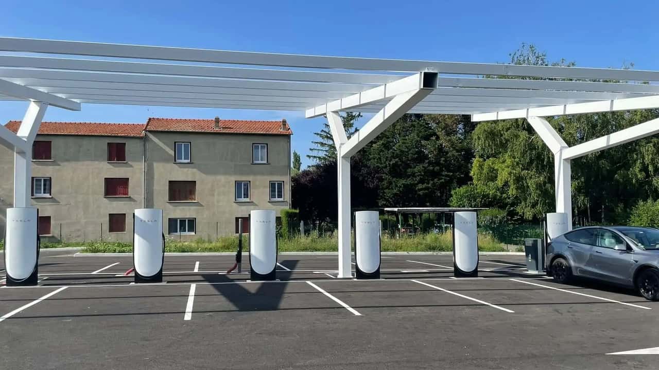 v4-tesla-supercharging-station-in-france-source-lulu63974