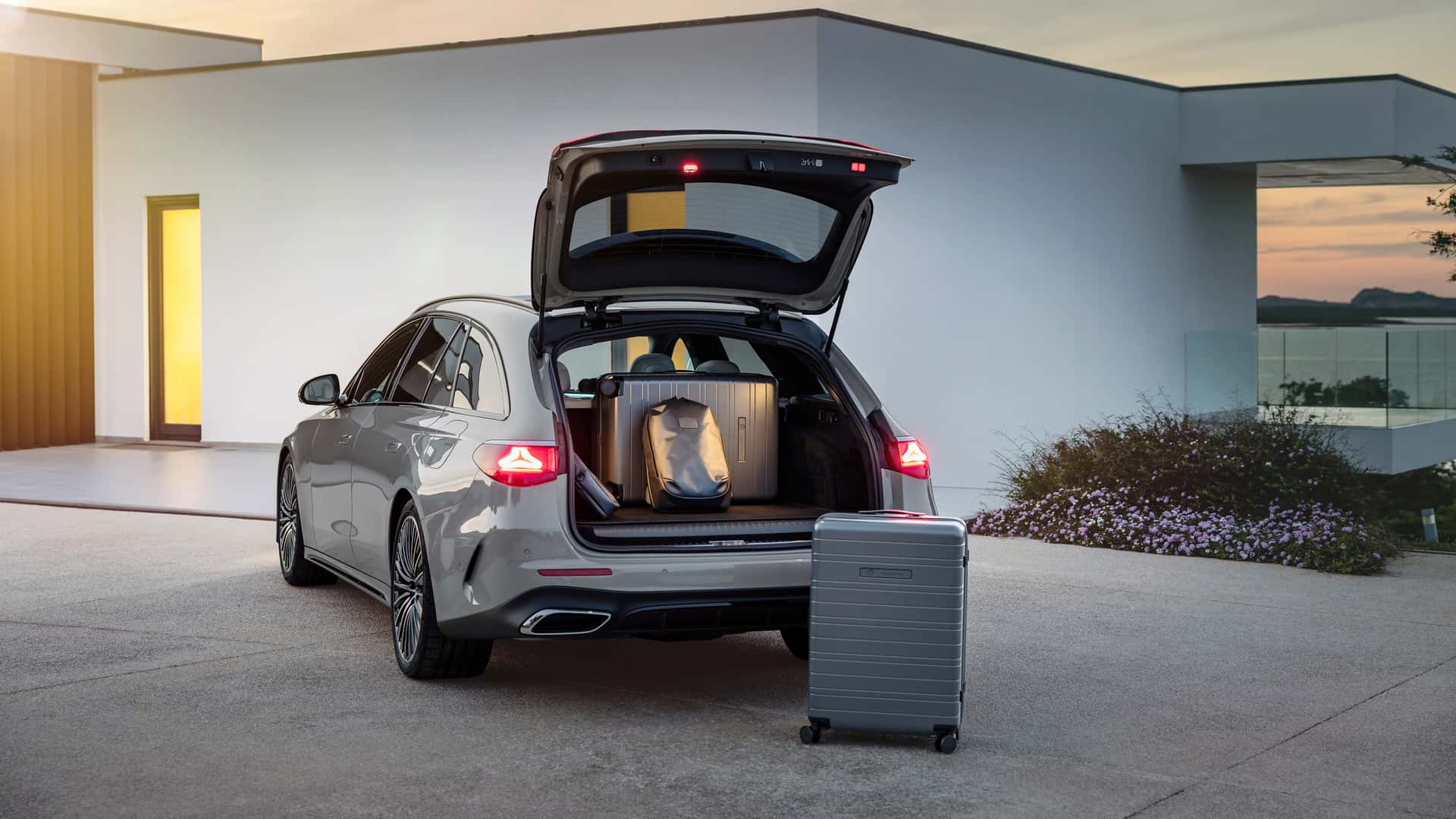 https://cdn.motor1.com/images/mgl/Rq9jxA/s1/2024-mercedes-e-class-estate.jpg