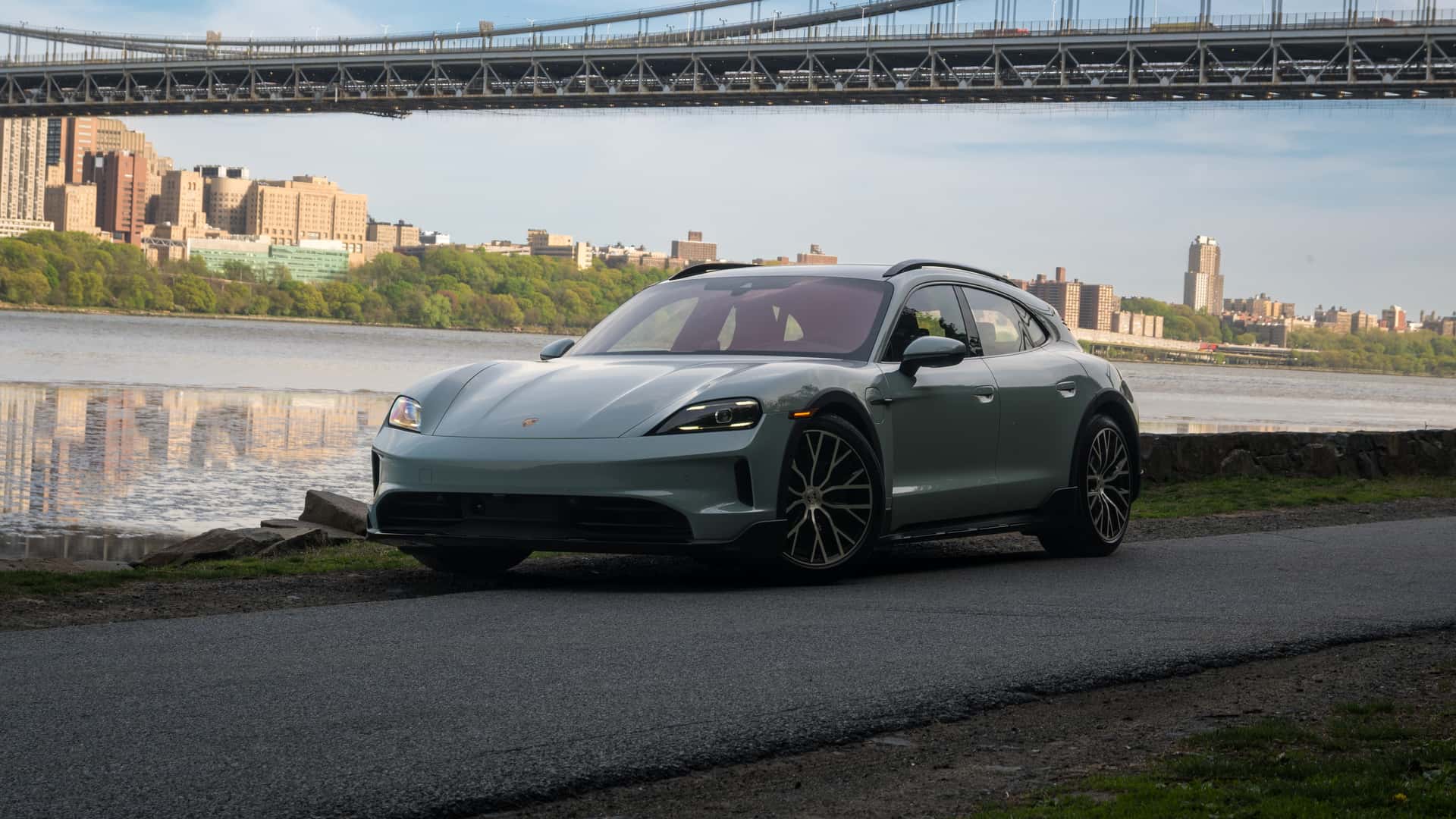 https://cdn.motor1.com/images/mgl/RqKNxe/s1/2025-porsche-taycan-4s-cross-turismo.jpg