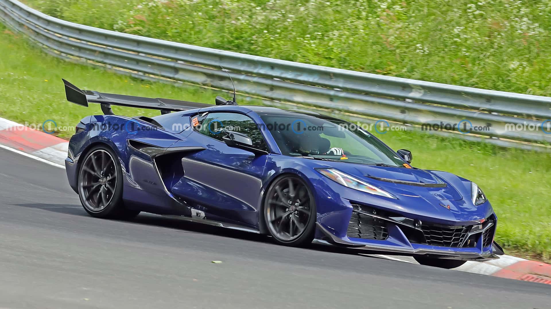 https://cdn.motor1.com/images/mgl/RqKZQr/s1/2026-chevrolet-c8-corvette-zora-spy-shots-undisguised-exterior-24.jpg