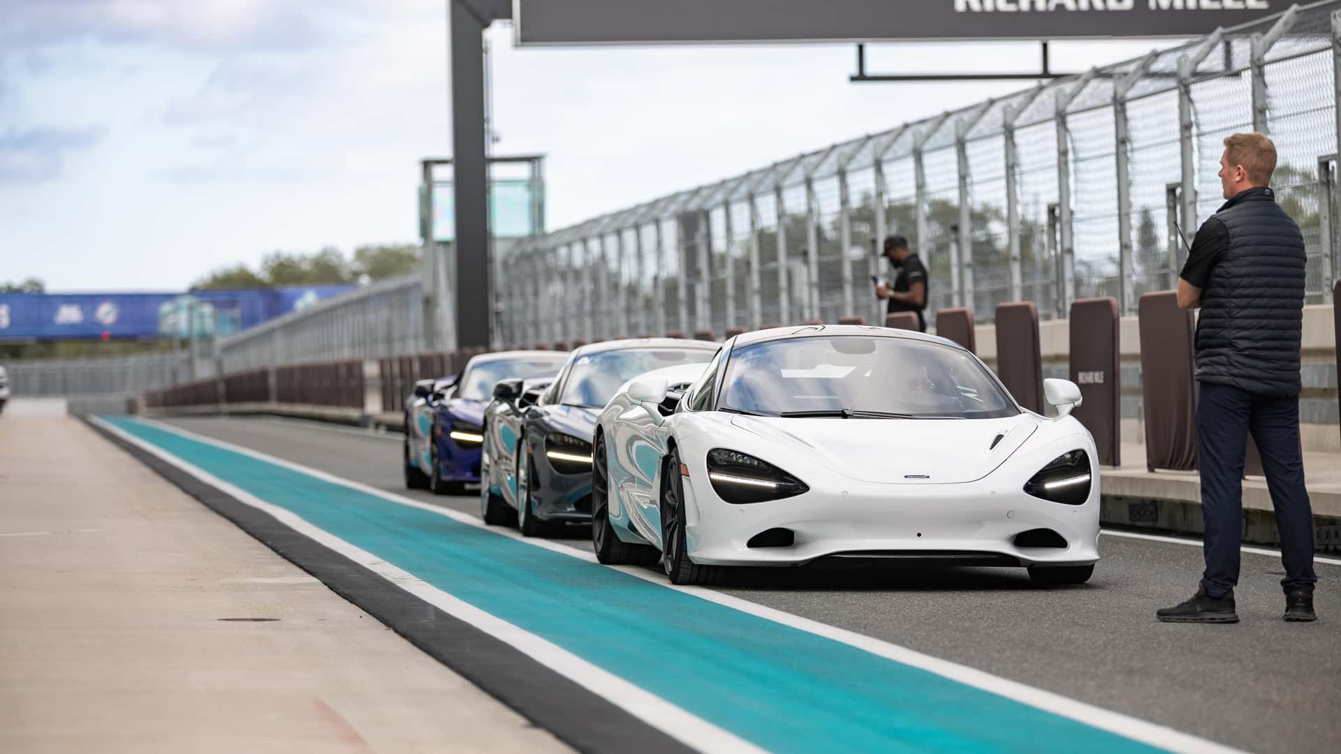 https://cdn.motor1.com/images/mgl/RqMEex/s1/miami-international-autodrome-mclaren-750s.jpg