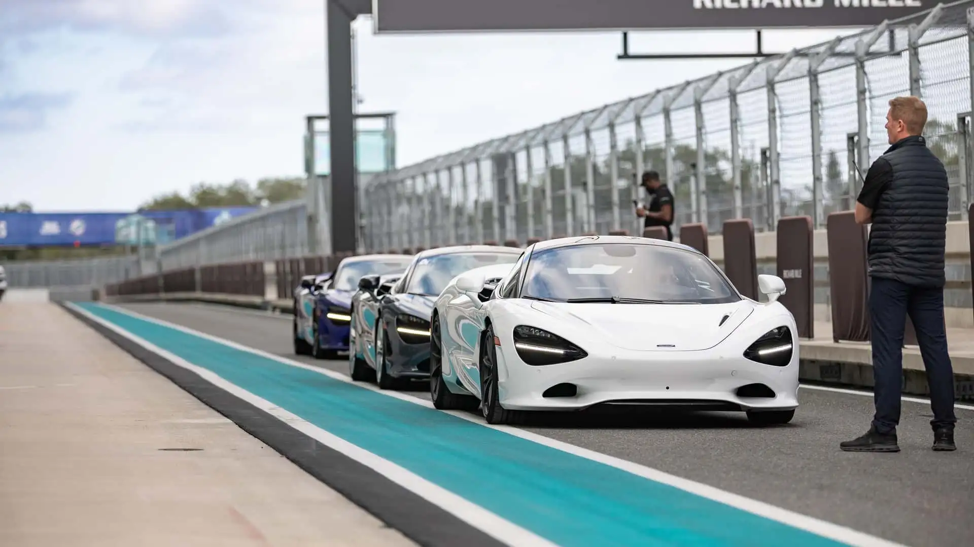 https://cdn.motor1.com/images/mgl/RqMEex/s1/miami-international-autodrome-mclaren-750s.webp