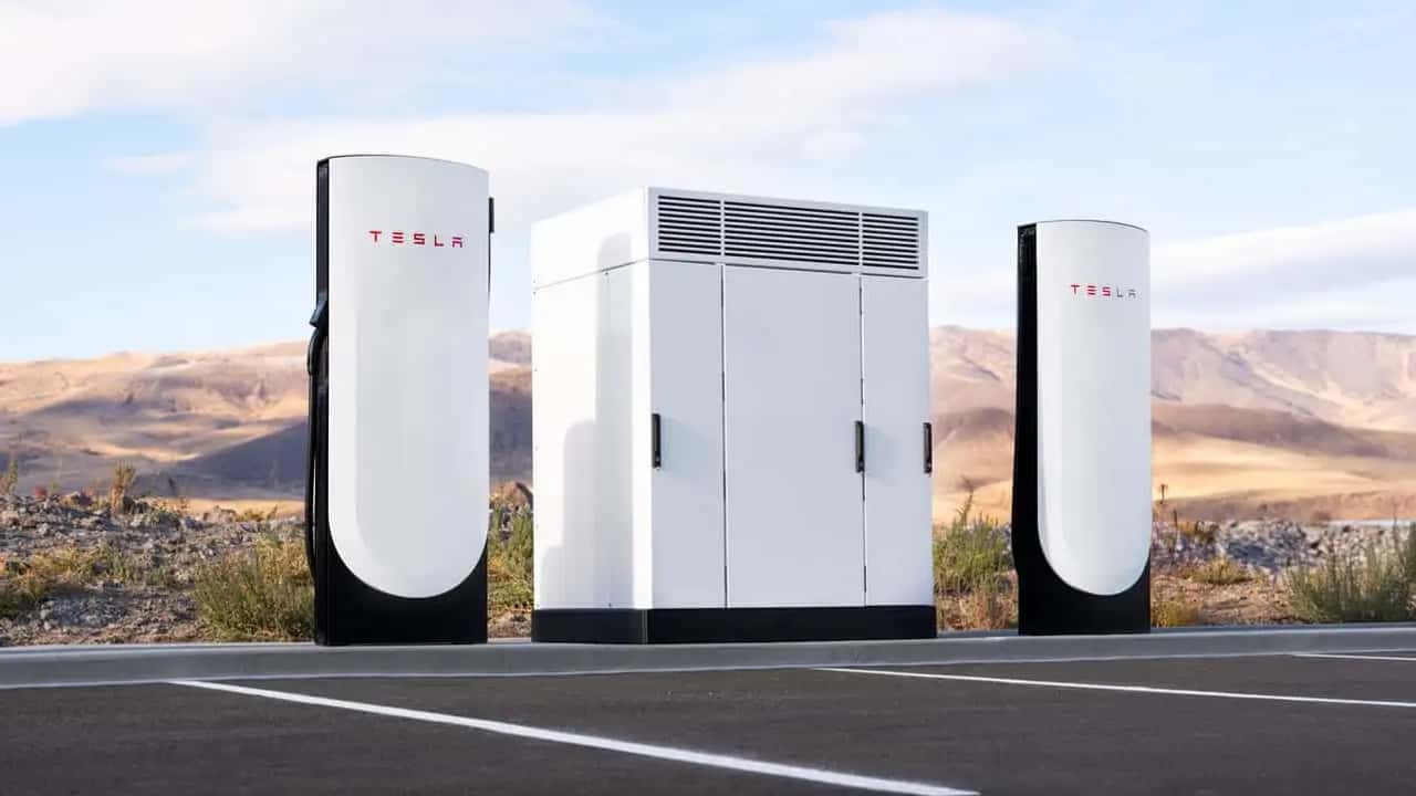 Tesla Supercharger V4 mit V4-Schaltschrank