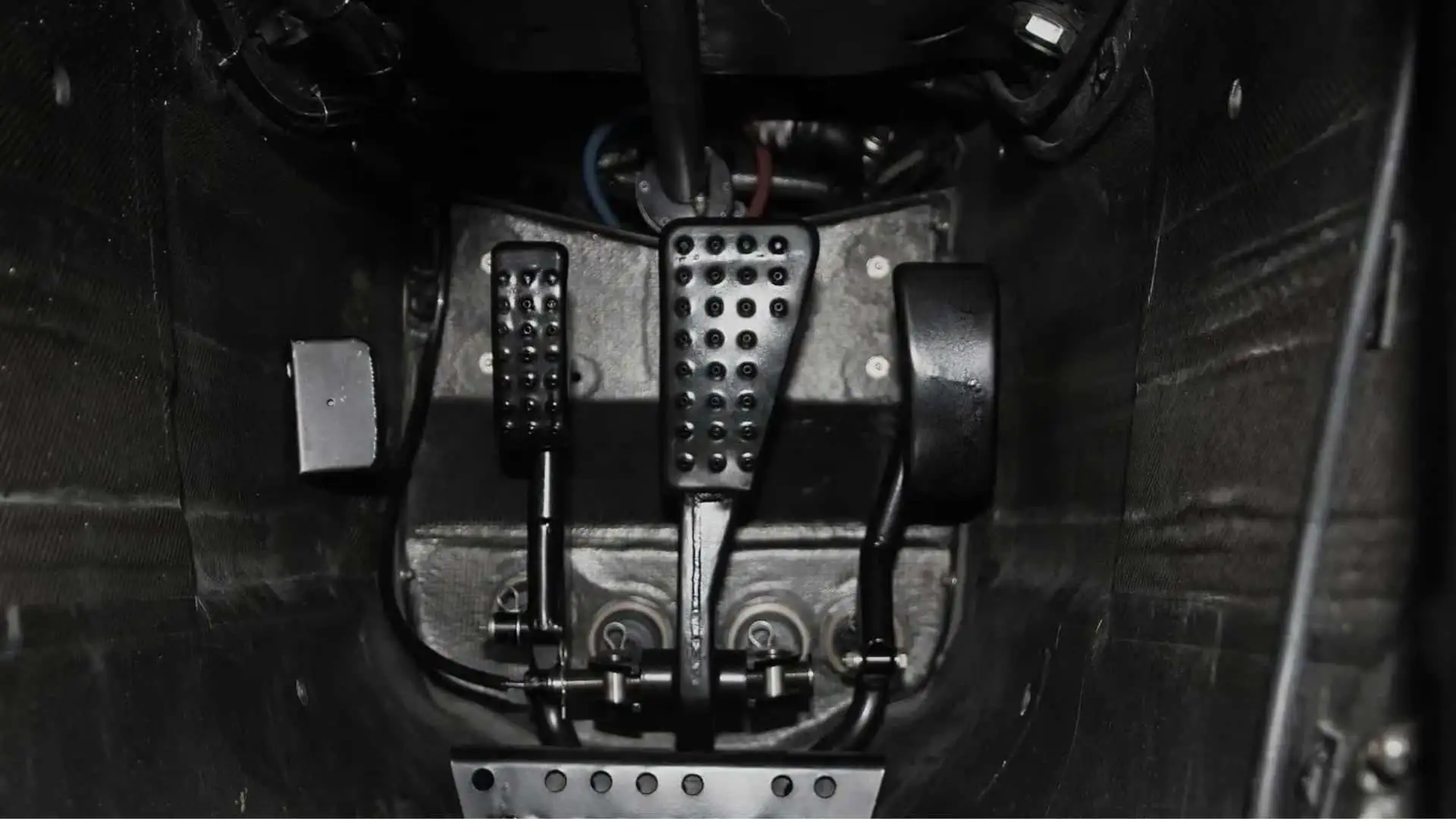 https://cdn.motor1.com/images/mgl/RqMwgw/s1/mclaren-f1-fiddle-brake.webp