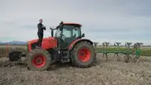 Kubota: trattore M 6-142 e aratro pentavomere in risaia