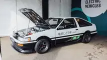 Toyota Corolla Levin AE86 BEV in der Sitzprobe