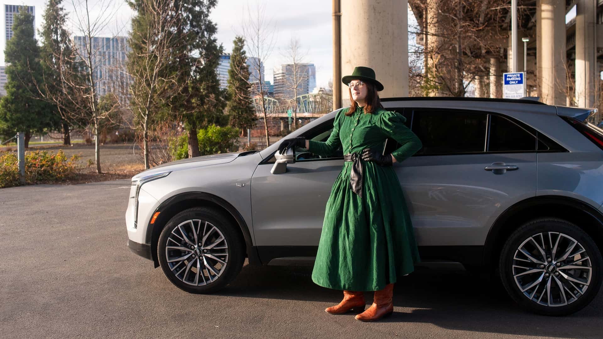 https://cdn.motor1.com/images/mgl/RqYJMw/s1/2024-cadillac-xt4-350t-awd-with-author.jpg