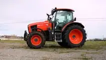 Kubota: trattore M 6-142 e aratro pentavomere in risaia