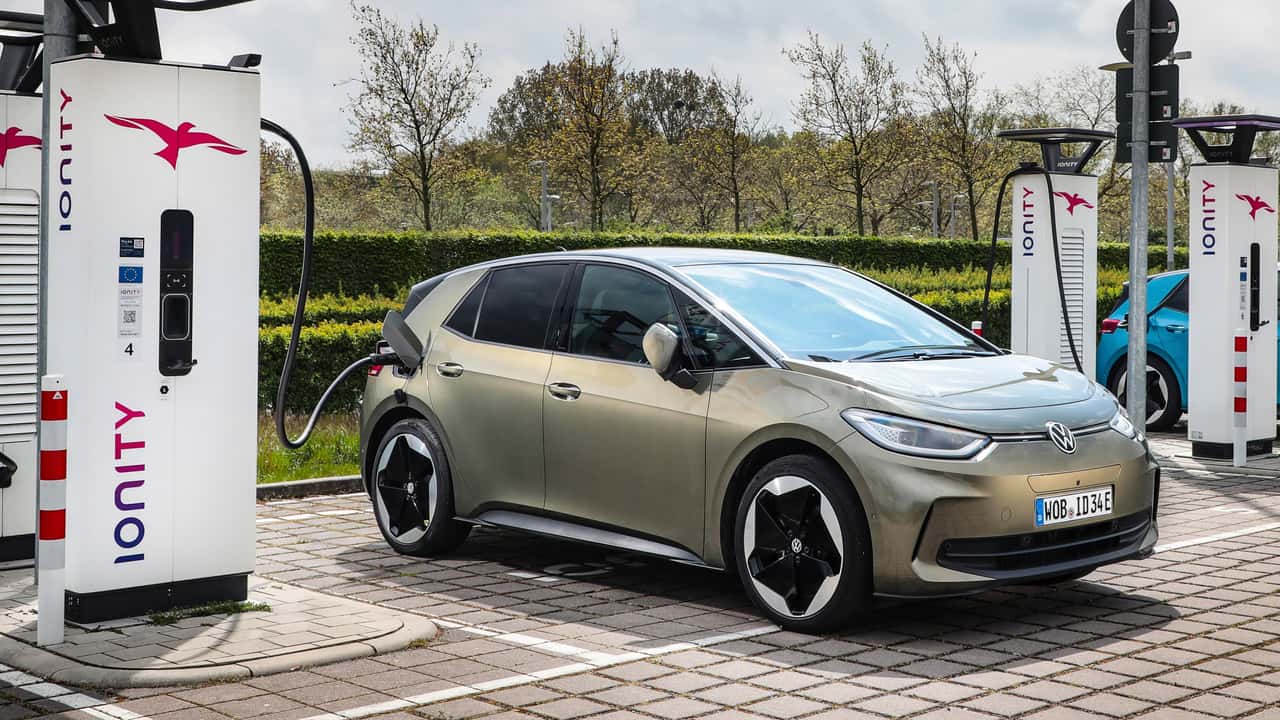 VW ID.3 (2023) an Ladesäule von Ionity