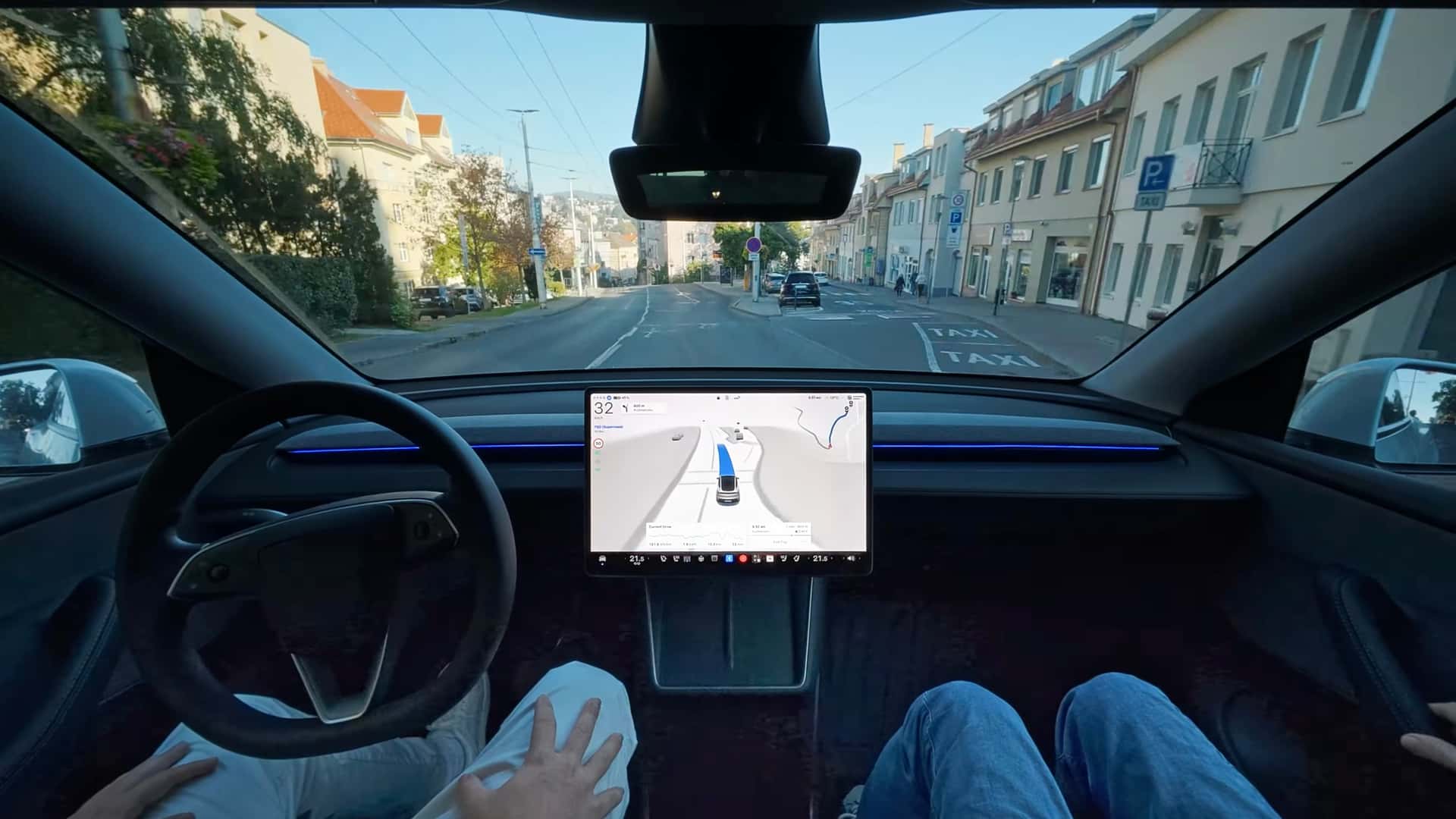 Tesla Full Self-Driving a Prueba en las Calles Más Difíciles de Bratislava: Luces y Sombras