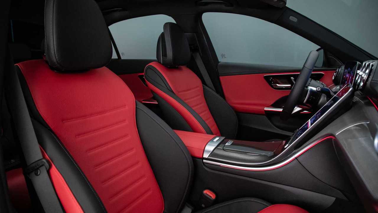 Acabamento com couro vermelho - Mercedes-Benz C300 AMG Line 2022