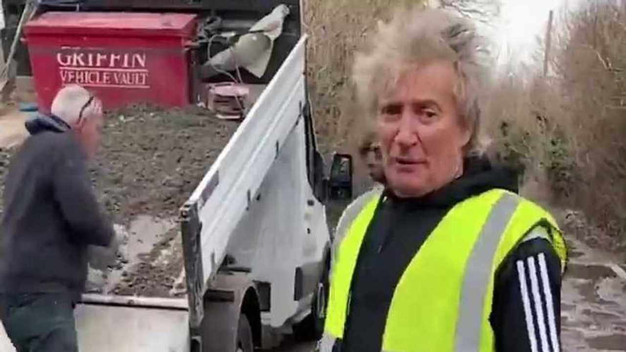 sir-rod-stewart-goes-out-filling-potholes-because-his-ferrari-cant-go-through-the-road_1