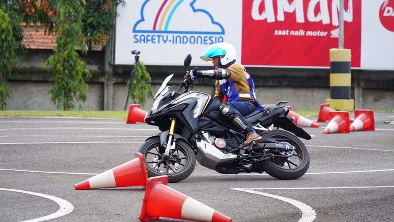 Dua pembalap dominasi podium CB150X Challenge.