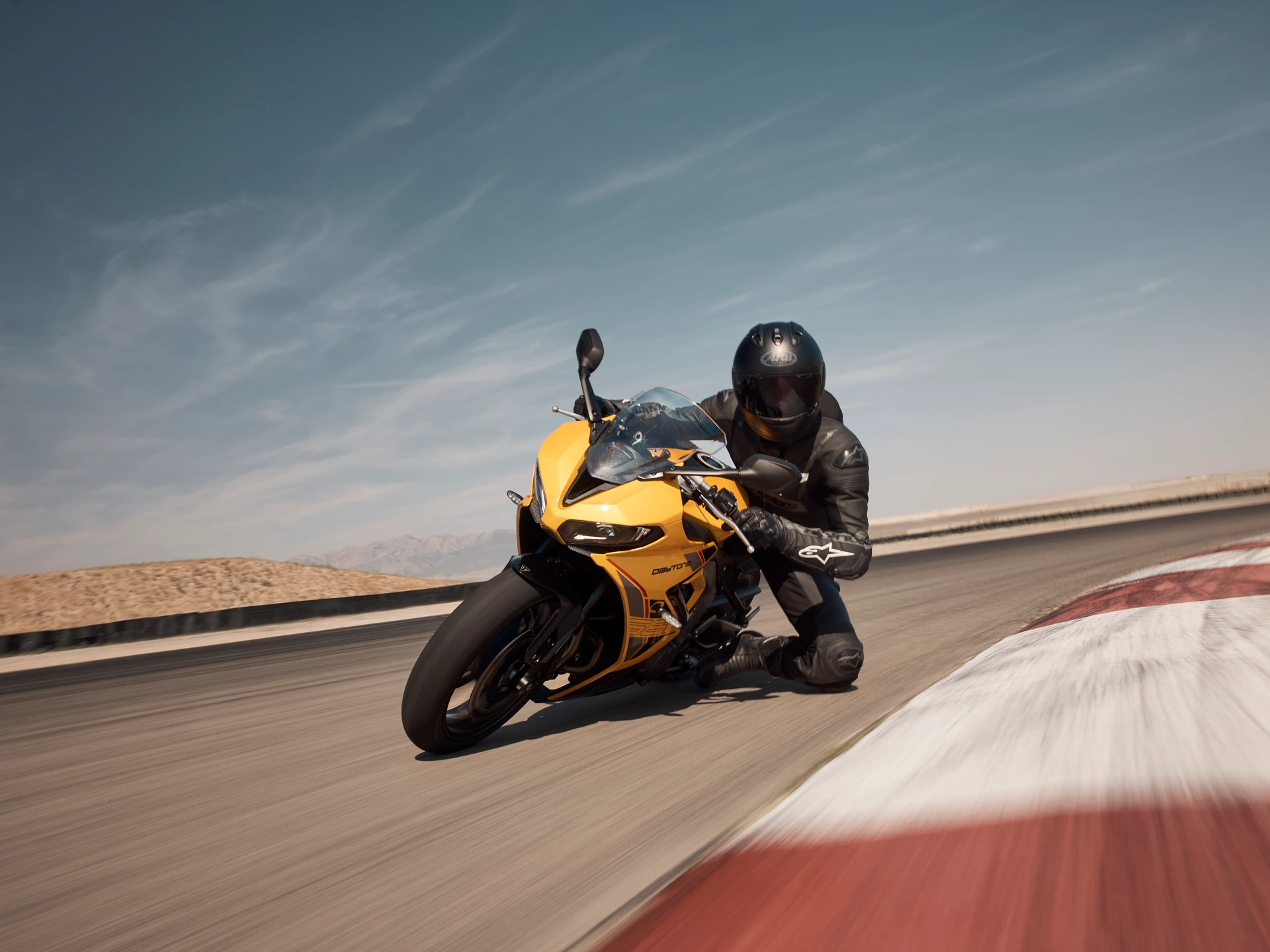 2026-triumph-daytona-660.webp