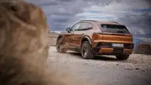 Porsche Cayenne Electric (2026) in Madeiragoldmetallic: Das Exterieur
