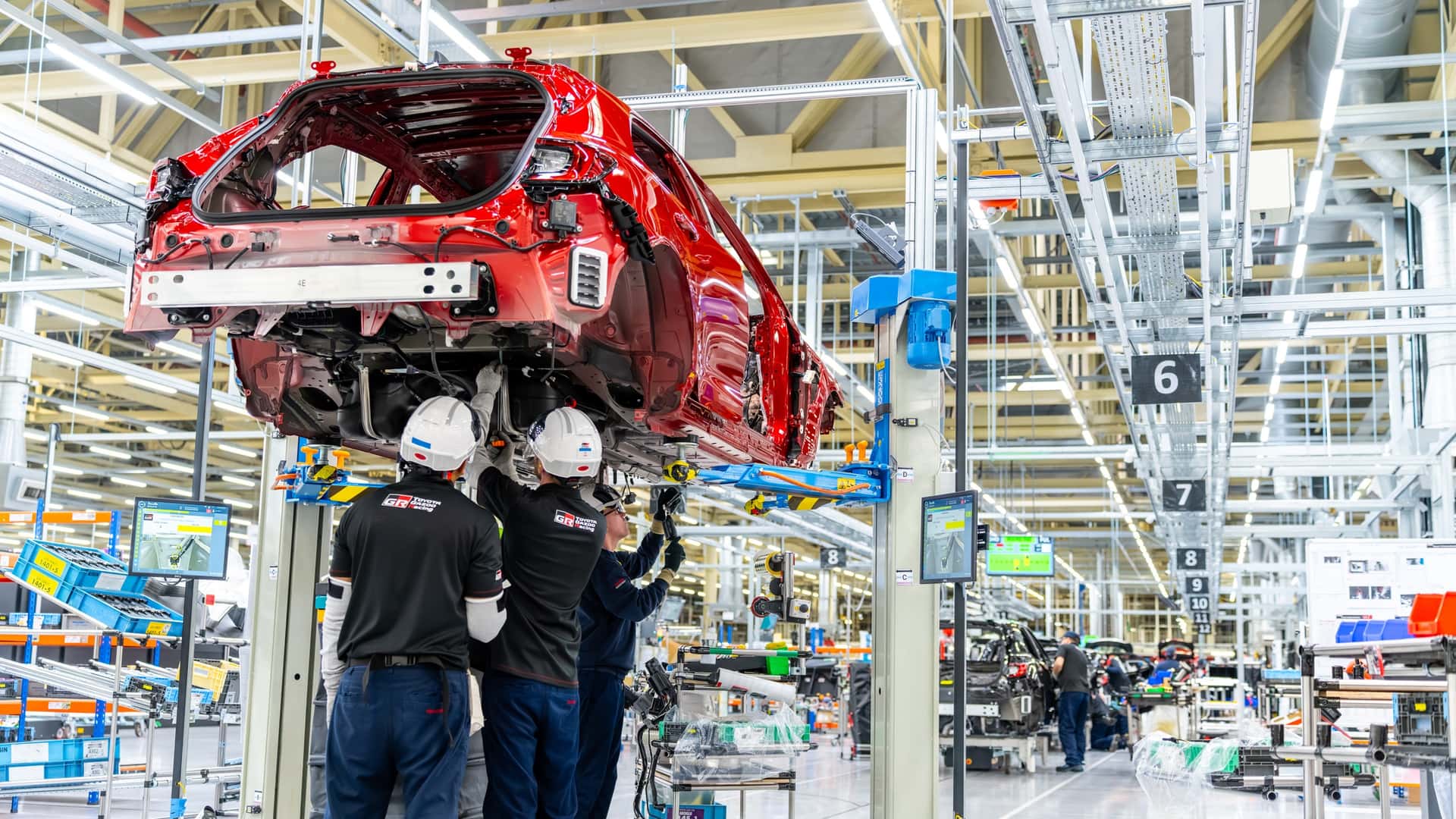 https://cdn.motor1.com/images/mgl/RqkL7m/s1/toyota-gr-corolla-uk-plant-tour.jpg