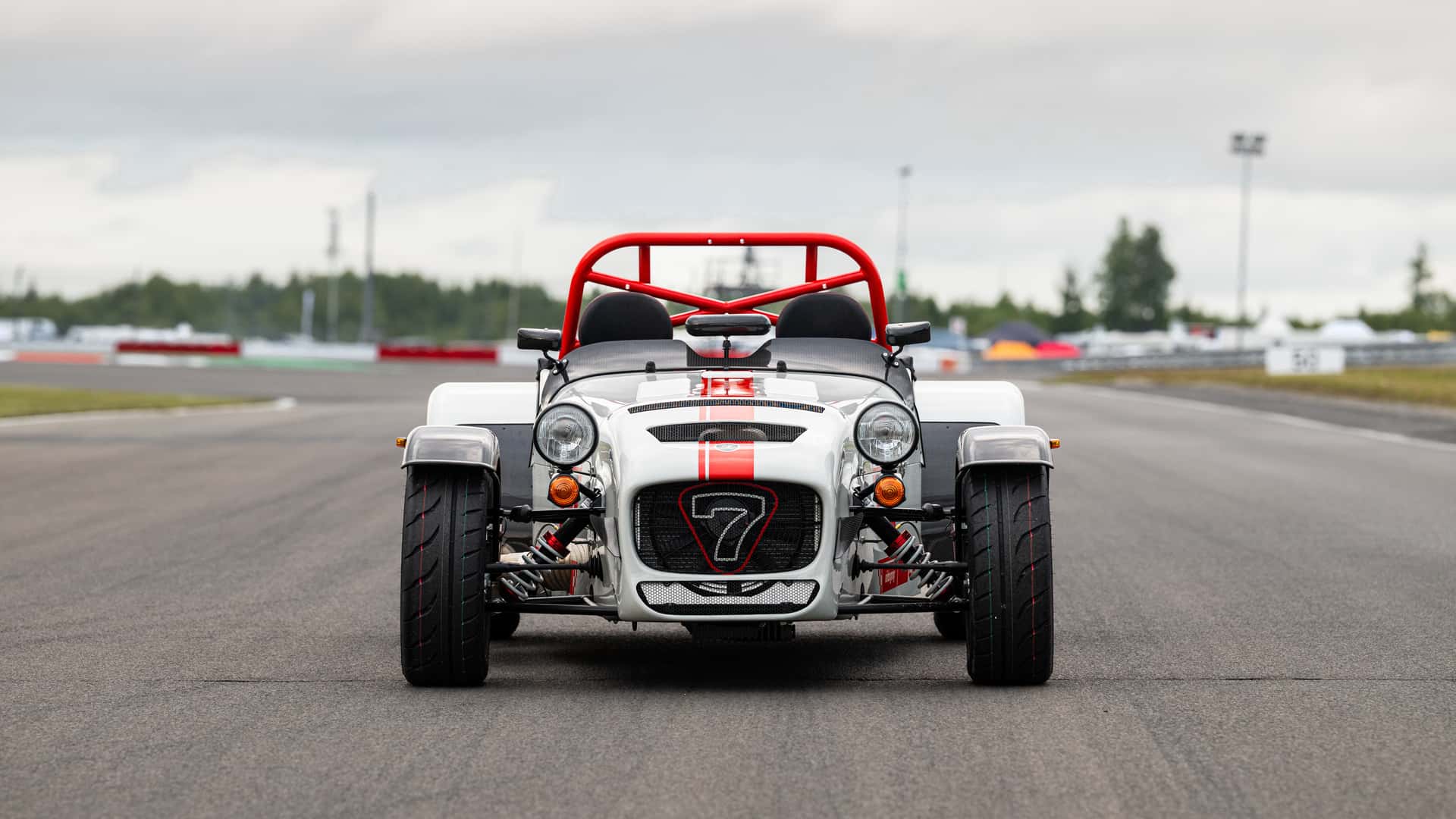 https://cdn.motor1.com/images/mgl/RqkV1A/s1/caterham-seven-nurburgring-edition.jpg