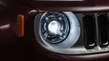 Renegade chegou a oferecer faróis de xenon em seus primeiros anos