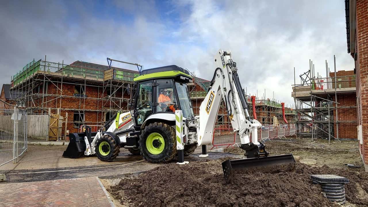 JCB lancia la prima terna 3CX a idrogeno di serie: zero emissioni, stessa potenza del diesel e rifornimento rapido in cantiere.