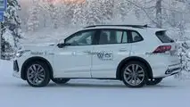Neue Erlkönigbilder des VW Tiguan (2023) in weiß vom 15.12.2022