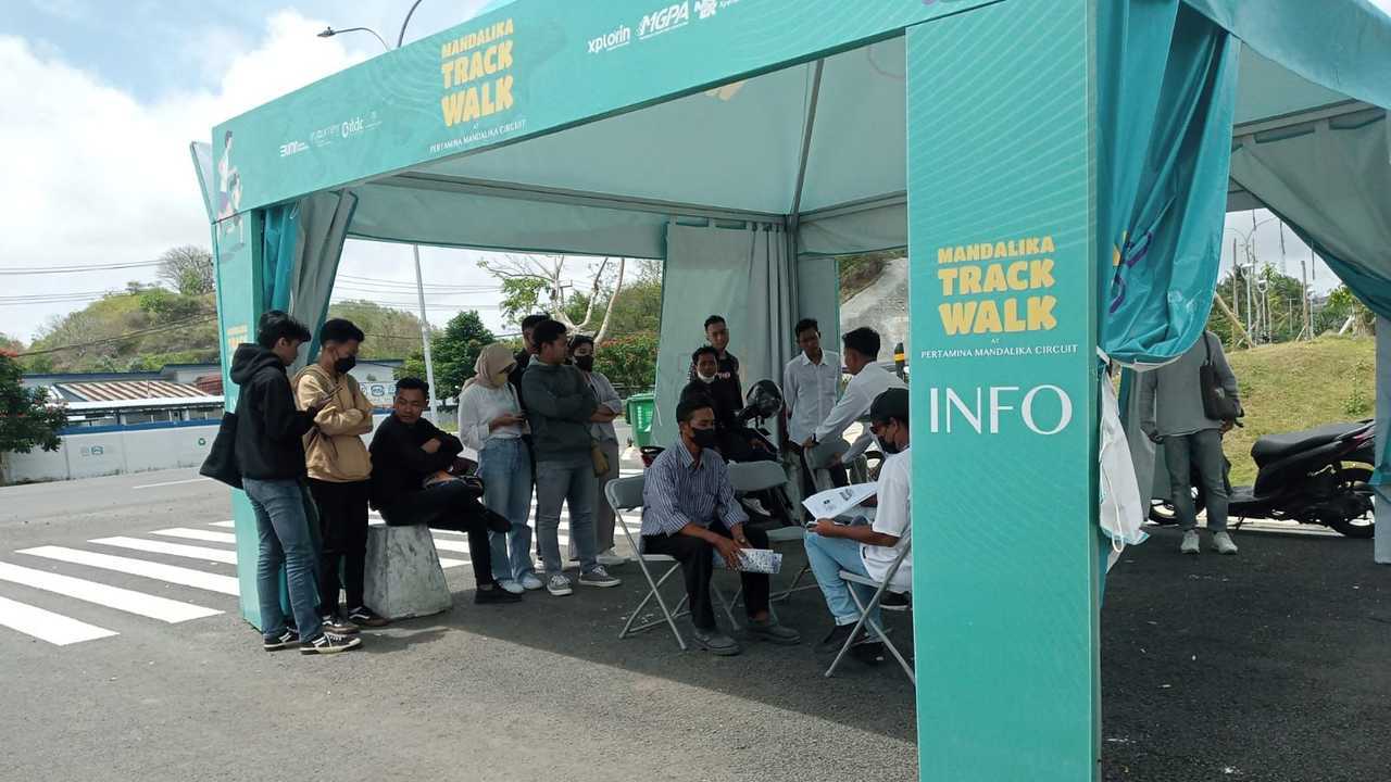 Warga NTB ramai mendatangi tempat pendaftaran sukarelawan WSBK 2022.